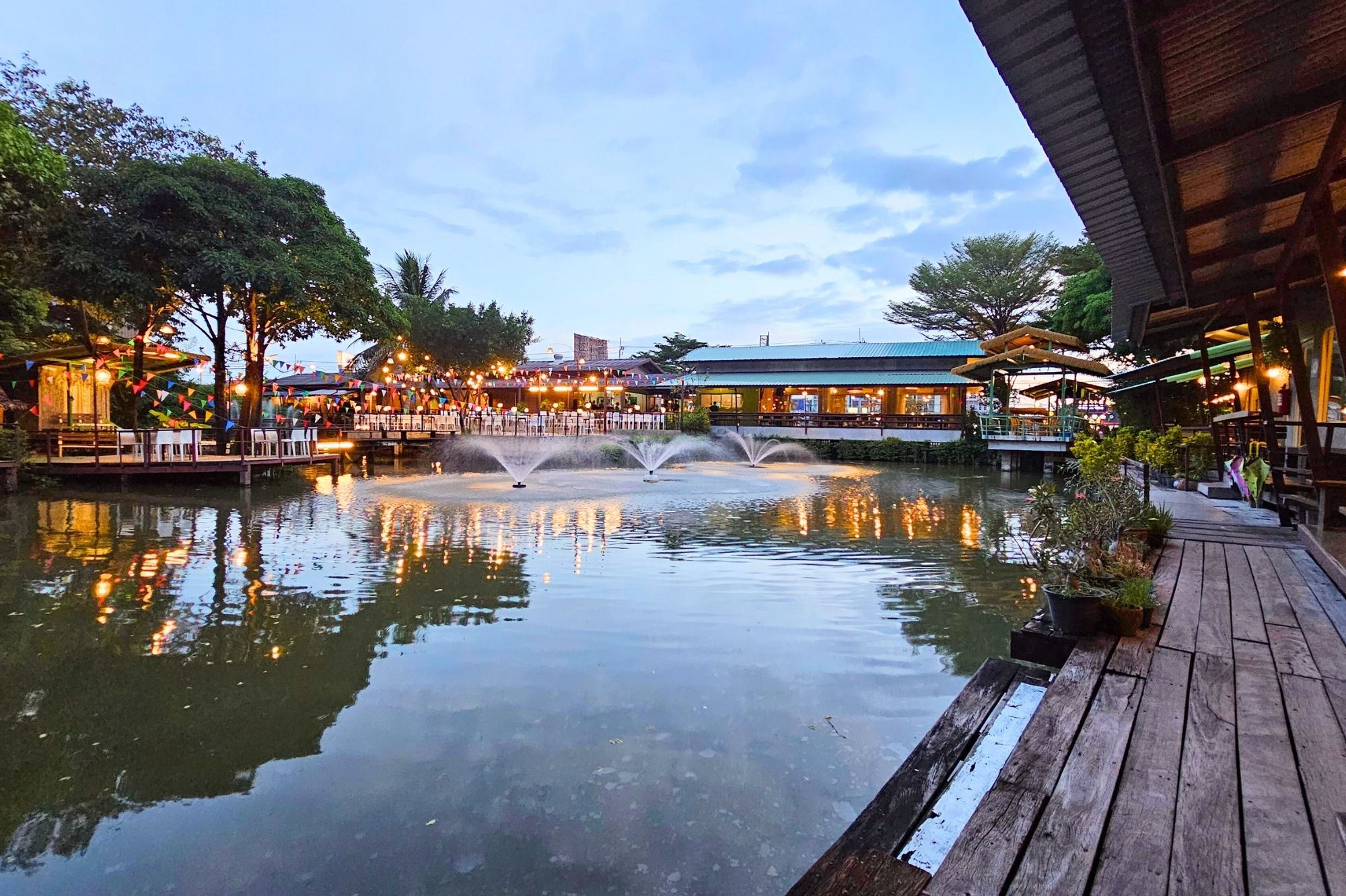 ร้านคาราโอเกะกลางวัน