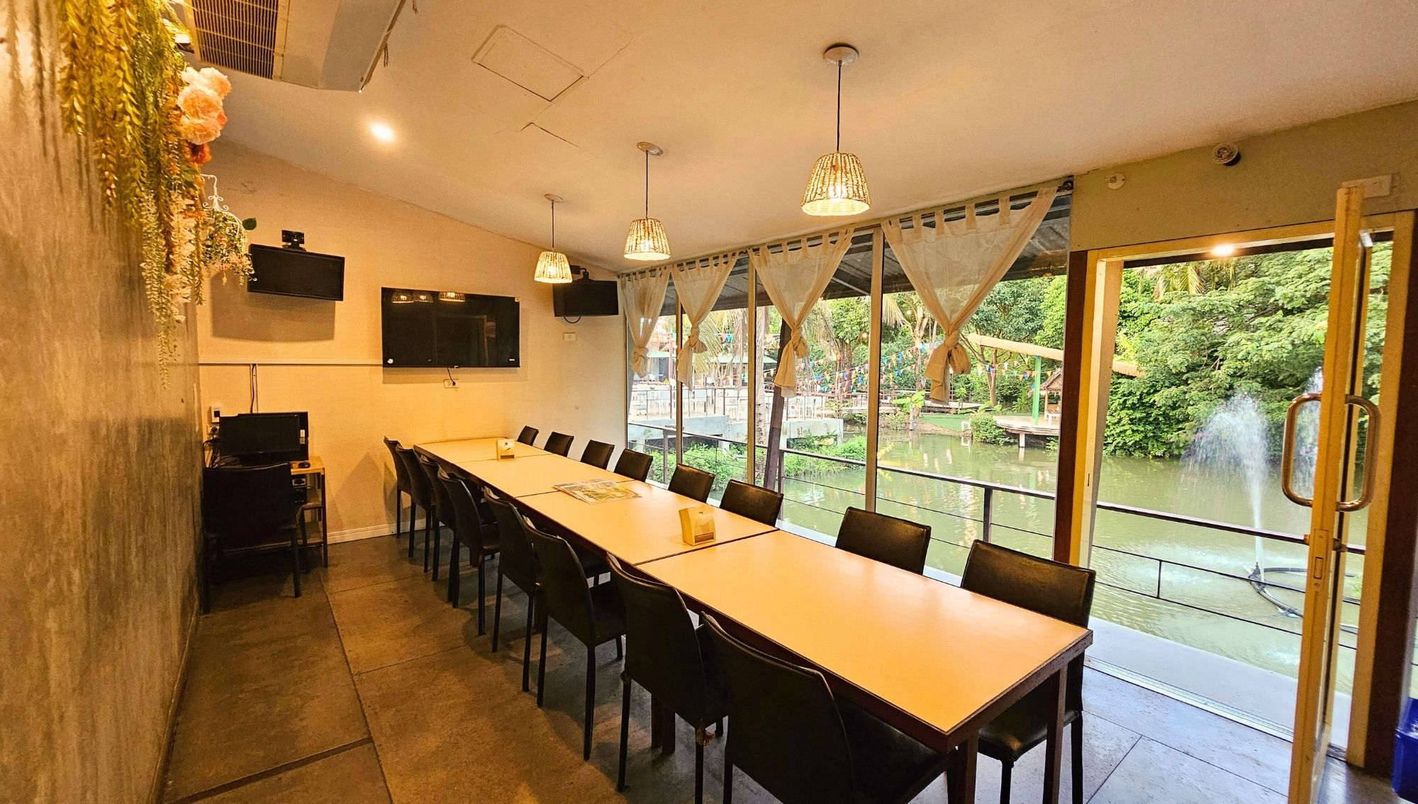 Karaoke ห้องคาราโอเกะ