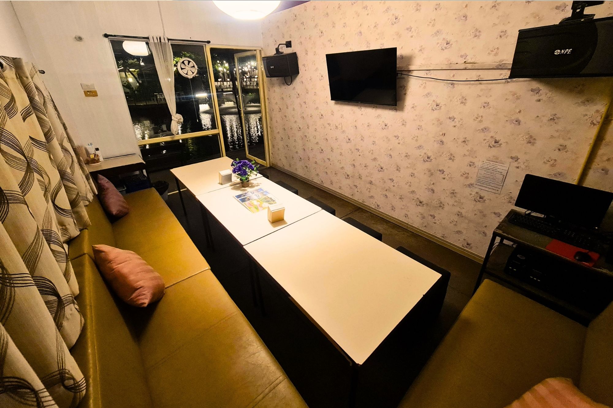 Karaoke ห้องคาราโอเกะ