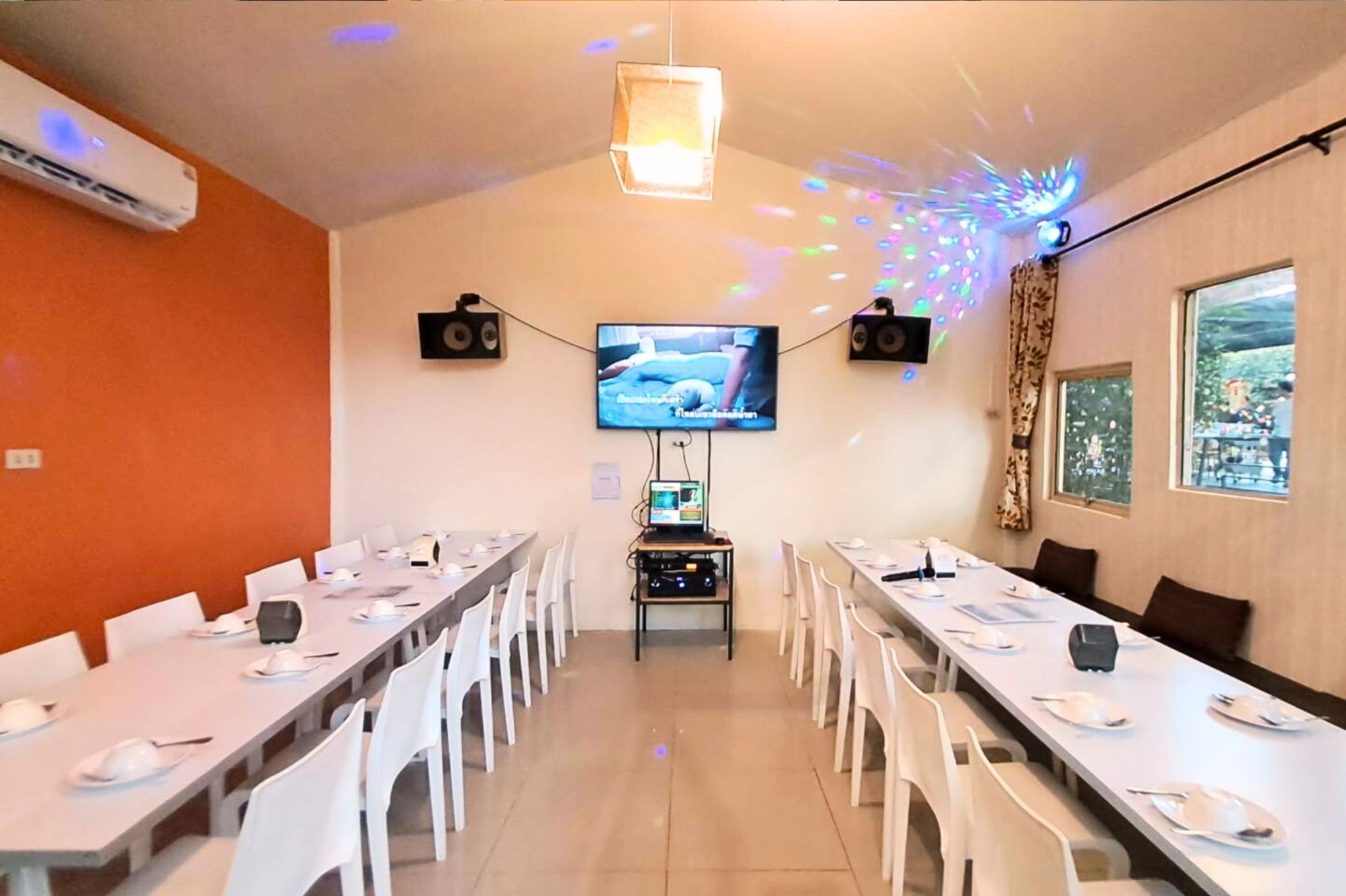 ร้านอาหารห้องส่วนตัวคาราโอเกะ
