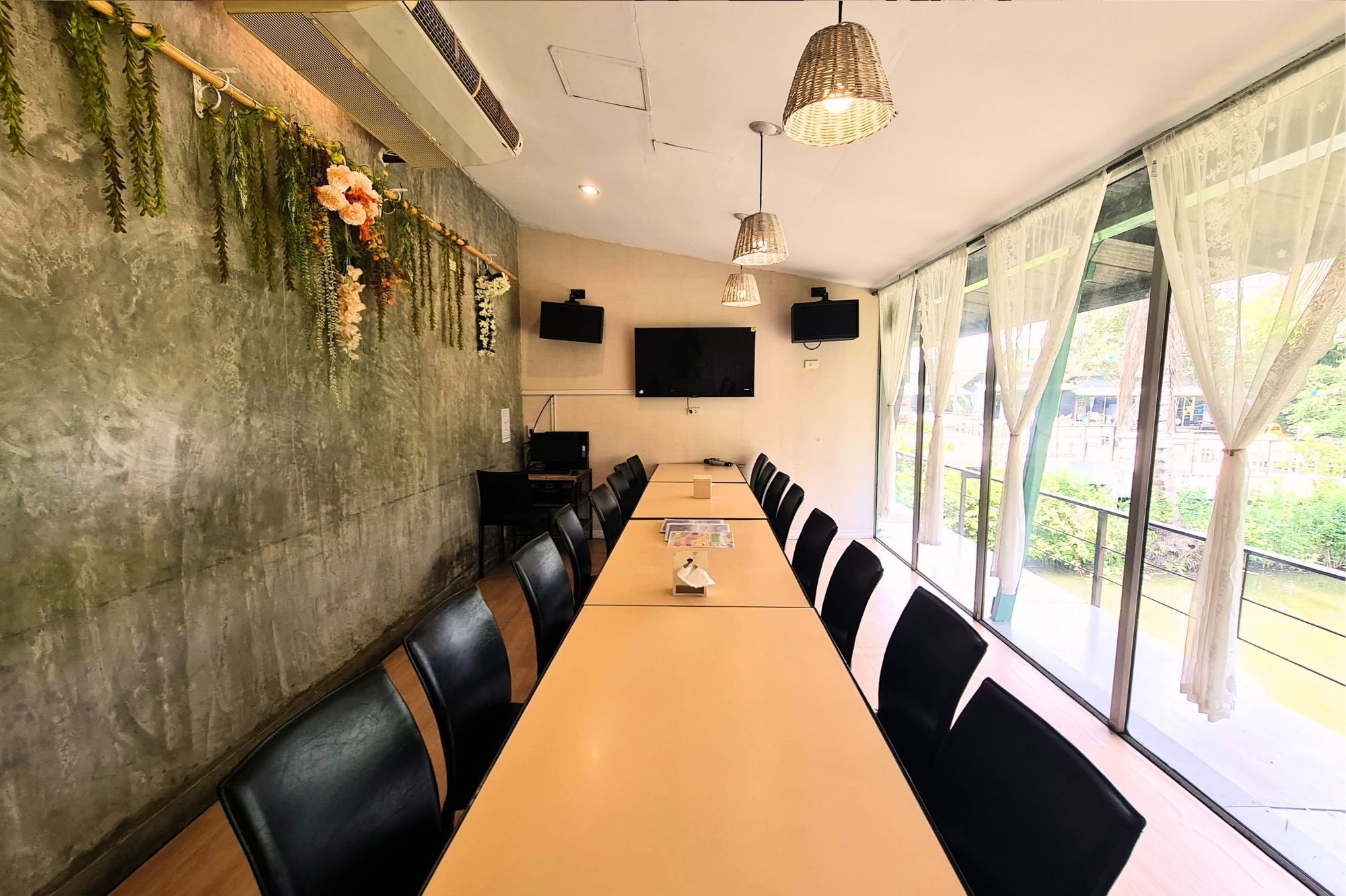 ร้านคาราโอเกะกลางวัน