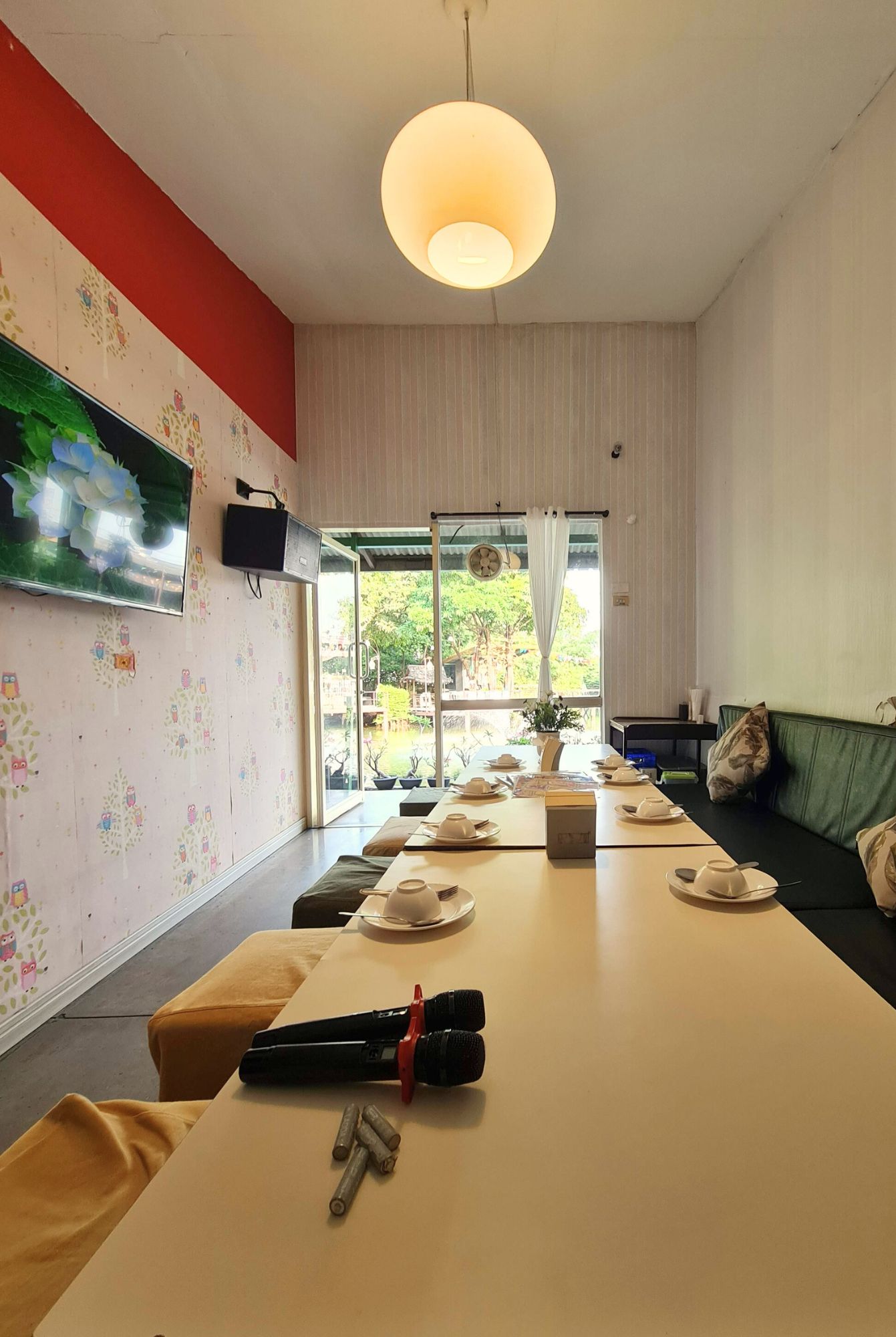 ร้านคาราโอเกะกลางวัน